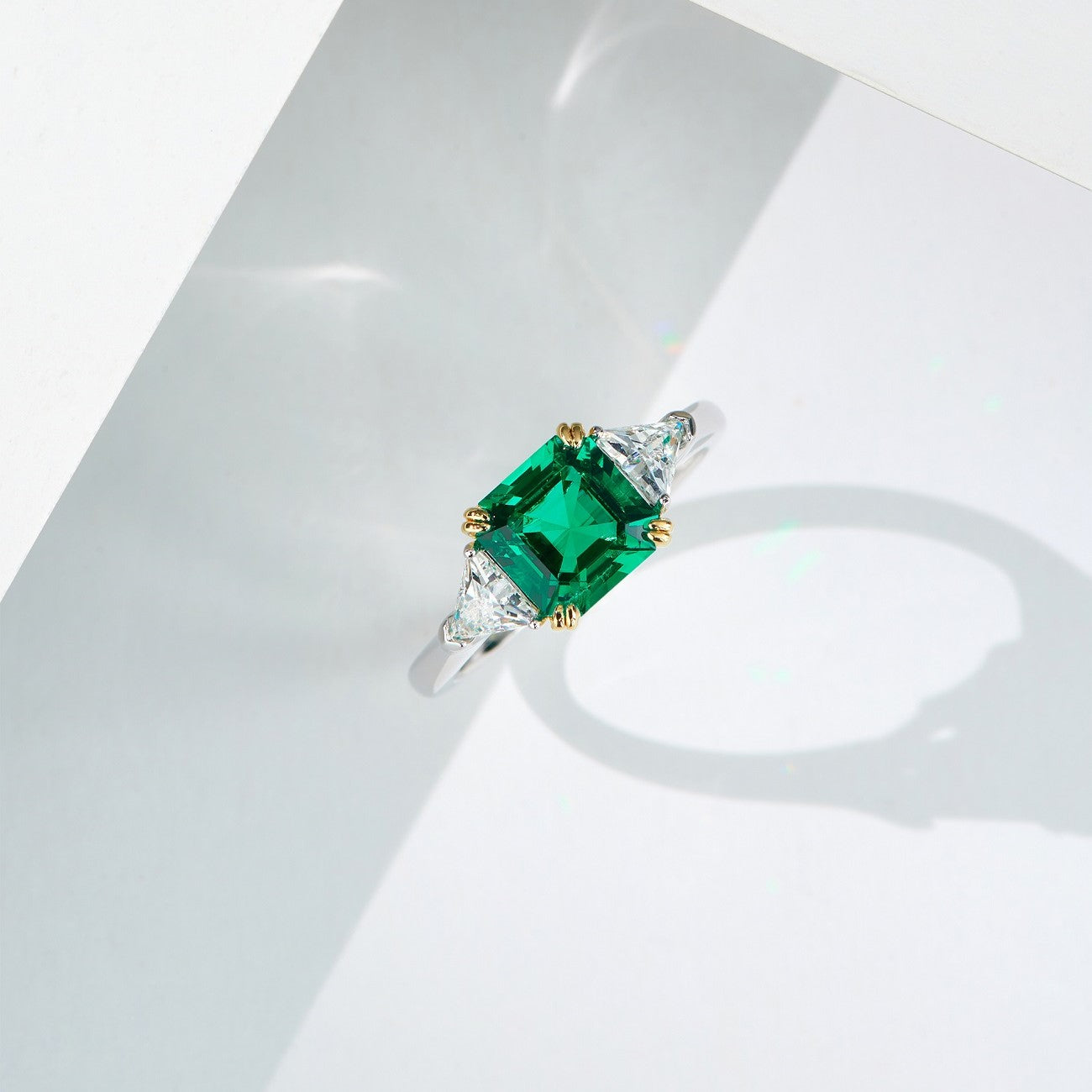 814 Women's Fashion Emerald Sterling Silver Ring