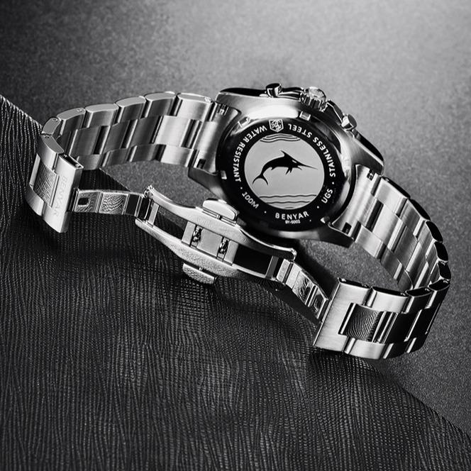 52 Men's Two Tone Round Metal Quartz Watch